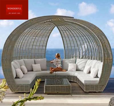 China Eco-friendly Leisure outdoor rattan furniture patio wicker sun bed beach day bed with coffee table for sale