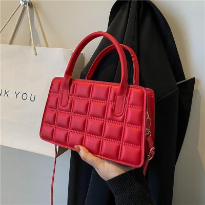 China Fashoion bag 2022 women's bag on new red square rhombus small portable women's central institute of statistics fashion diagonal bag for sale