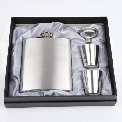 China American Style 6oz 7oz 8oz Stainless Steel Hip Flask Set Men Gift Set With Shot Glasses Head For Alcohol Leather Hip Flask Whiskey Glass for sale