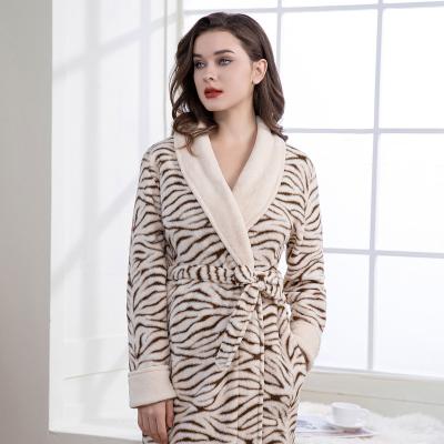 China Anti-Static Leopard Printing Long Sleeve Pattern Extra Women Sleepwear Pajamas Bathrobe for sale