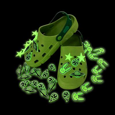 China 2021 new deisng low price shoe buckle bad croc rabbit shoe buckle glowing charm charms for shoe decoration for sale