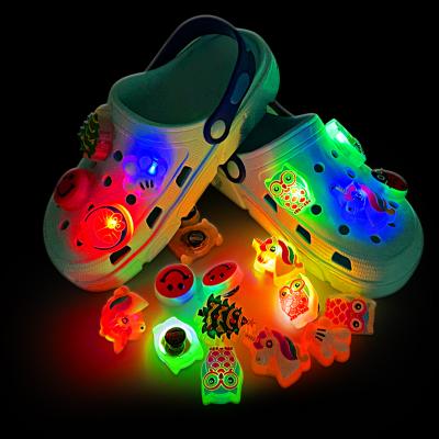 China 2021 New Design LED Shoe Buckle Wholesale Sparkle Light Cool Lovely Shoe Charms For Kids PVC Charm Sandal Clogs Clog Shoes Accessories for sale