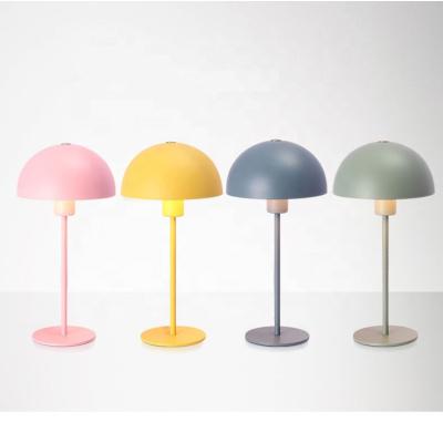 China Modern Led Rechargeable Feather Restaurant Decorative Bar Restaurant Colorful Wireless Magnifying Table Lamp for sale