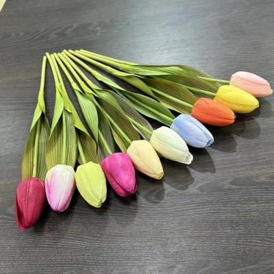 China Natural Touch Simulation Tulip Flowers Nature Touch Moisturizing Flower Decoration Wedding Bouquet Living Room Photography Studio Layout for sale