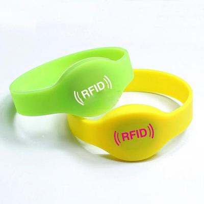 China Custom Waterproof / Waterproof Security RFID Shopping Silicone Wristband For Kids for sale