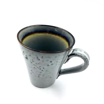 China o gelo da faiança 14oz rachou canecas de café cerâmicas da V-forma do esmalte grandes à venda