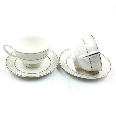 Cina Insieme di Rim Ceramic Cup And Saucer dell'oro 7OZ, tazza del gres e piattino con approvazione del CE in vendita