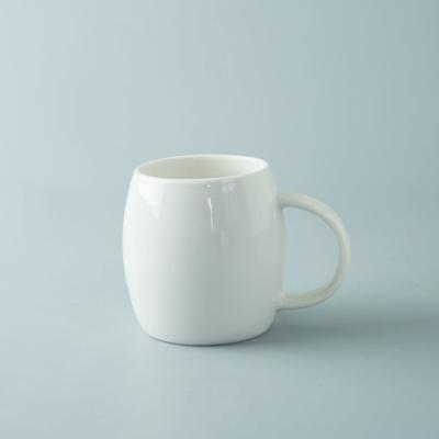 Chine Tasses de café 420ml en céramique blanches promotionnelles, tasses de café de 14 onces à vendre