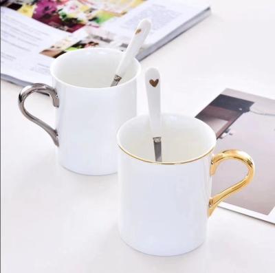 Chine LFGB a approuvé les tasses en céramique blanches simples adaptées aux besoins du client avec la poignée d'or à vendre