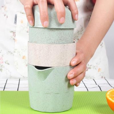 China Sustainable Wheat Straw Manual Handle Lemon Squeezer Tool Environmental Friendly Kitchen Appliances for sale