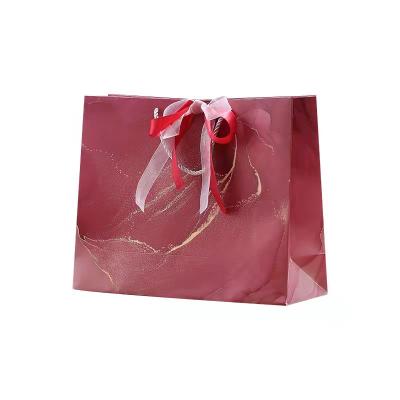 China 2022 New Recyclable Sliver Gift Packaging Paper Bag Stain Portable Wholesale for sale