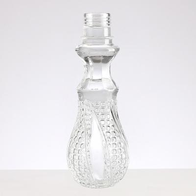 Chine Bouteille de vin en verre de petite taille avec couvercle mini-décanteur de liqueur gravé en relief 50 ml 100 ml à vendre