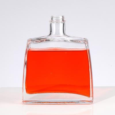 Cina Materiale di base in vetro 750ml 700ml 550ml Bottiglia di vetro di gin Rum Brandy Bottiglia di vetro di liquore con coperchio in vendita