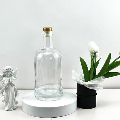 Cina Bottiglia di bevande in vetro 700 ml 750 ml 1 litro di rum nordico vuoto whisky vodka spirit con sughero in vendita