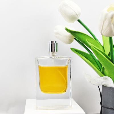 Chine Bouteille de remplissage de parfums en verre de 100 ml et 50 ml avec pulvérisateur d' argent à vendre