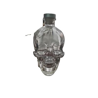 China Estampado en caliente Superficie de manipulación Botella de calavera de vidrio con tapón 700 ml 750 ml Transparente en venta