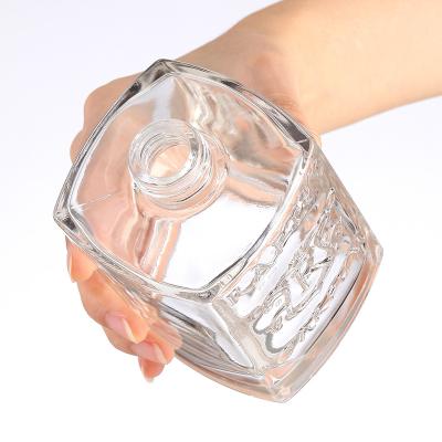 Chine Modèle Logo personnalisé verre transparent 700ml Bouteille carrée pour le vin et la bière vide dans les motifs de sculpture à vendre