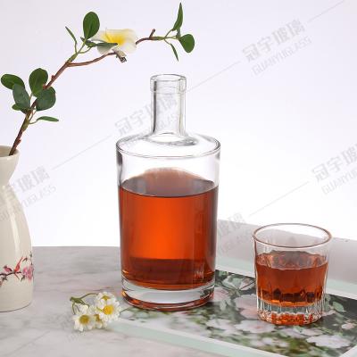 China Material de base Material de corpo de vidro Garrafa de uísque 500 ml 750 ml com cortiça à venda