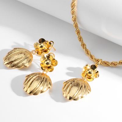 China Free Samples Wholesale Good Quality Flower Jewelry Set Gold Plated Pendant Retro Discount Price Fashion Ladies Necklace Earrings 14K 18K for sale