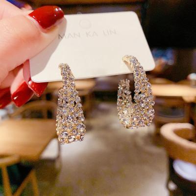 China Fashionable High Quality Drop Shaped Brilliant Diamond Earring Oval Crystal Rhinestone Rose Gold Style Baroque Luxury Earrings for sale