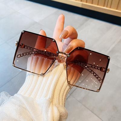 China New Style Fashion Sun Glasses Oversized Gradient Sunglasses For Women Vintage Alloy Chain Frame Rivet Square Sun Glass Female Stylish Shades for sale