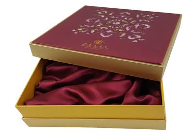 中国 Gold Color Box Die Cut Attractive Flower Shape Customized Gift Box Packaging with Silk Material Tray 販売のため