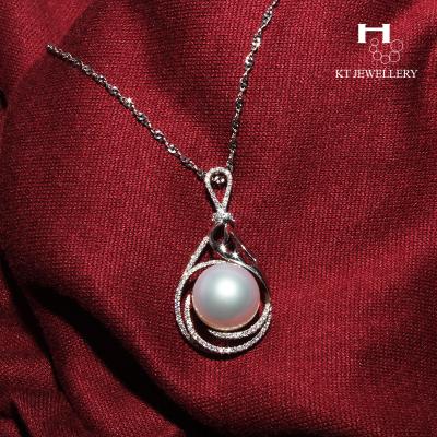 China Elegant South Sea Pearl 13.1mm White Pearl Pendant Necklace With 18K Finding Pendant for sale