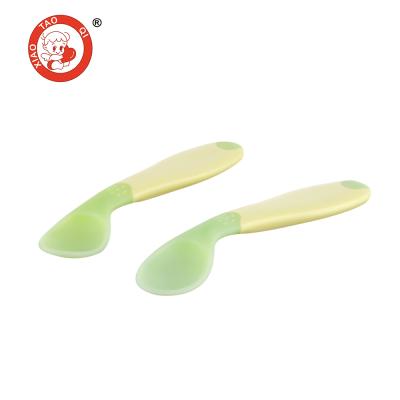 China Sale BPA Free New Well Shape Type Bending Feeling 2pcs Set Heart Color Change Baby Spoon for sale