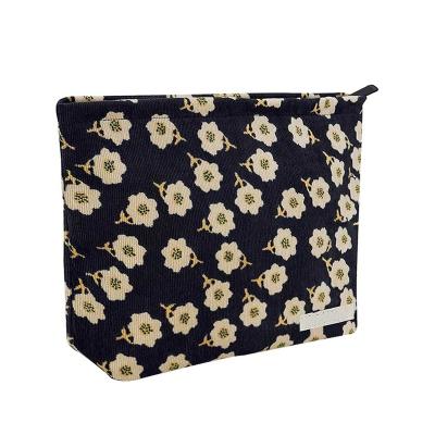 China Fashion Flower Pattern Polyester Cosmetic Bag Travel Makeup Storage Polyester Cosmetic Bag for sale