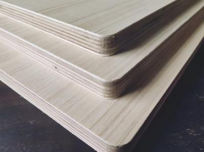 China Smooth Cut And Saw Finish Solid Wood Veneer Multi Layer Plywood Customized for sale