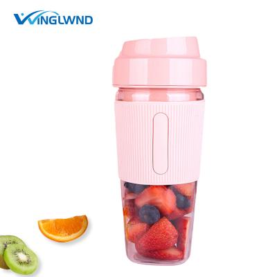 China Easy Handling Mini Household Portable Electric Juicer USB Charging Automatic Stirring Fruit Juicer for sale