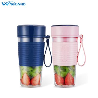 China Mini Cordless Rechargeable Electric Juicer Blender Machine Easy Handling Portable Juicers for sale