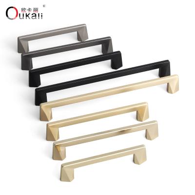 China Modern Industrial Selling Wooden Pull And Gold Oukali Furniture Kitchen Cupboard Cabinet Door Handles Best Modern Zamak Hardware for sale