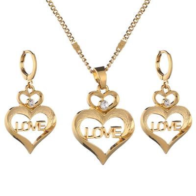 China Popular Color Heart Gold Necklace Fashion Jewelry Alphabet Love Charm Pendant Jewelry for sale