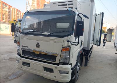 China Camión Sinotruk Howo 140hp Rhd del congelador del refrigerador 4x2 de poco ruido en venta