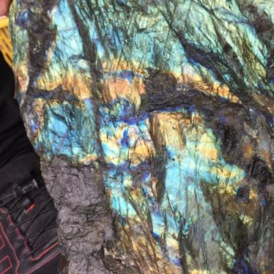 China Wholesale shui crystal rough stone crafts china feng labradorite showy stone for home decoration for sale