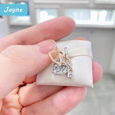 China Romantic Silvery Creative Valentine's Day Necklace Fashion Clavicle Chain Heart Shaped Double Pendant Jewelry Gift For Girl for sale