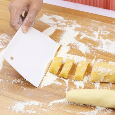 China Viable Plastic Mass Scraper Fondant Cake Pastry Cutter Butter Scraper Dough Cutter Cream Spreader Knife for sale