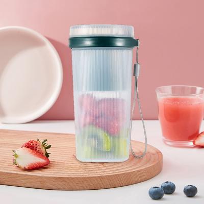 China Portable Refillable Juicer Cup Portable Fruit Blender Blender Design with Strong 4 Blades Yoga Style for sale