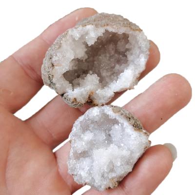 China China Wholesale White Crystal Cave Agate Crystal Geode Group Agate Crystal Geode for sale