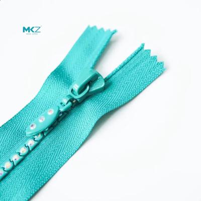 China Teeth Run Smoothly Green Single Row Clothing Diamond Zipper for sale