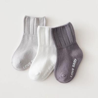 China 2021 Running Autumn/Winter Crew Letter Pure Anti-skid Baby Socks Breathable Hot Selling Color Cotton Floor Socks Loose Baby Socks (Old for sale