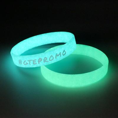 China Fashionable Cheap Custom Made Glowing Bracelet Logo Glow In Dark Silicone Wristband for sale