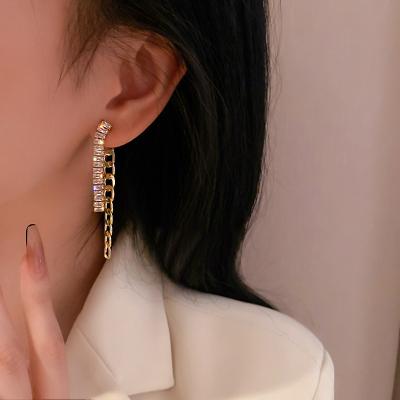 China Environmentally Friendly Tassels Shape Tassel Earrings Metal Long Twisted Chain Diamond Geometric Earrings For Women for sale