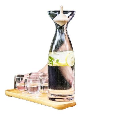 China Sustainable Heat Resistant Borosilicate Cold Water Pitcher Glass Drinking Jug Set With Wooden Lid for sale