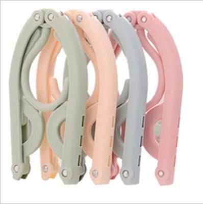 China Coastal Fold Plastic Hanger Hook Pleat Hanger Clothes Laundry Product Travel Space Saving Wardrobe Hanger Fordable for sale