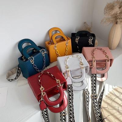 China Fashion Brand Luxury Square Strap Wide Chain Cross - Body Bag Women's Handbags And Purses for sale