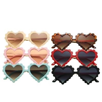 China Trendy 2021 Fashion Sunglasses Heart Shape Love Toddler Vintage Sunglasses Cute Boys Girl Lovely Children Sunglasses for sale