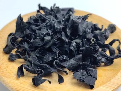 China Edible Organic Cut Wakame Seaweed Striate Flake Nutty Flavor For Salads Asian Soup for sale