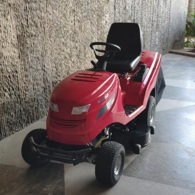 China Grass Box Ride-on Lawn Mower Tractor for sale